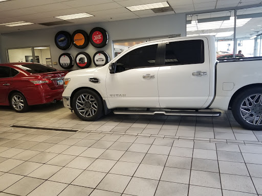 Used Car Dealer «McGrath Nissan», reviews and photos, 945 E Chicago St, Elgin, IL 60120, USA