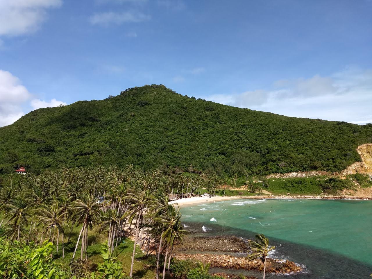 Photo of Bai Cay Men beach surrounded by mountains