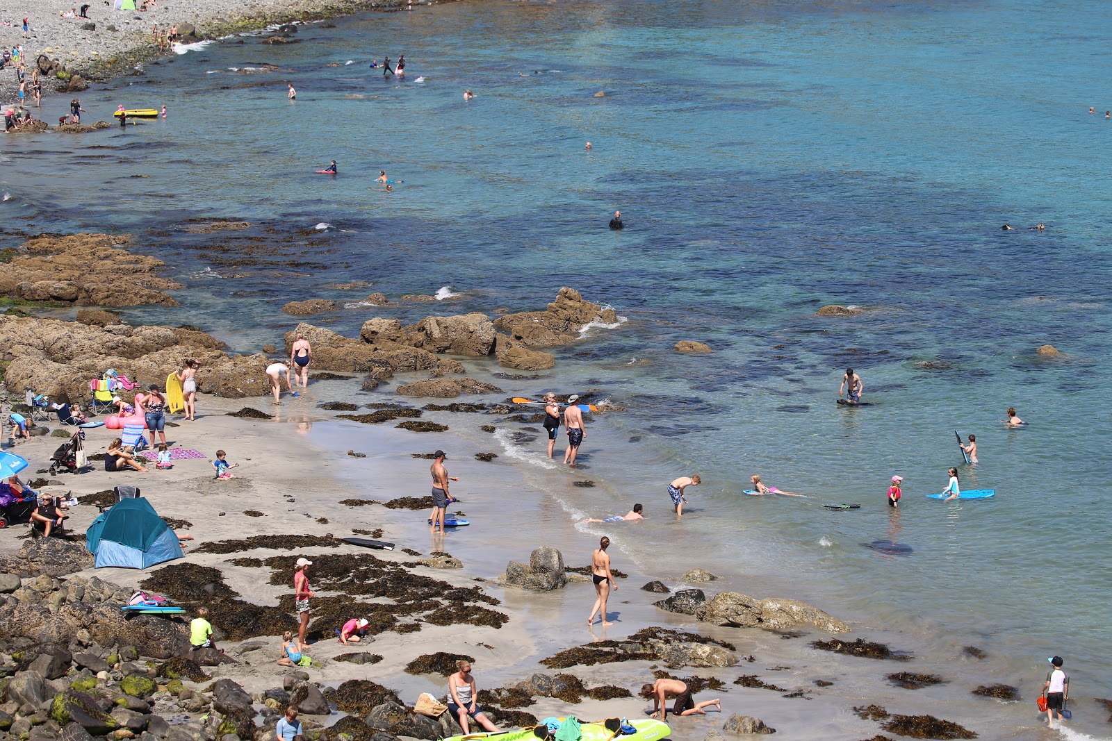 Foto av Coverack Cove beach med turkos rent vatten yta