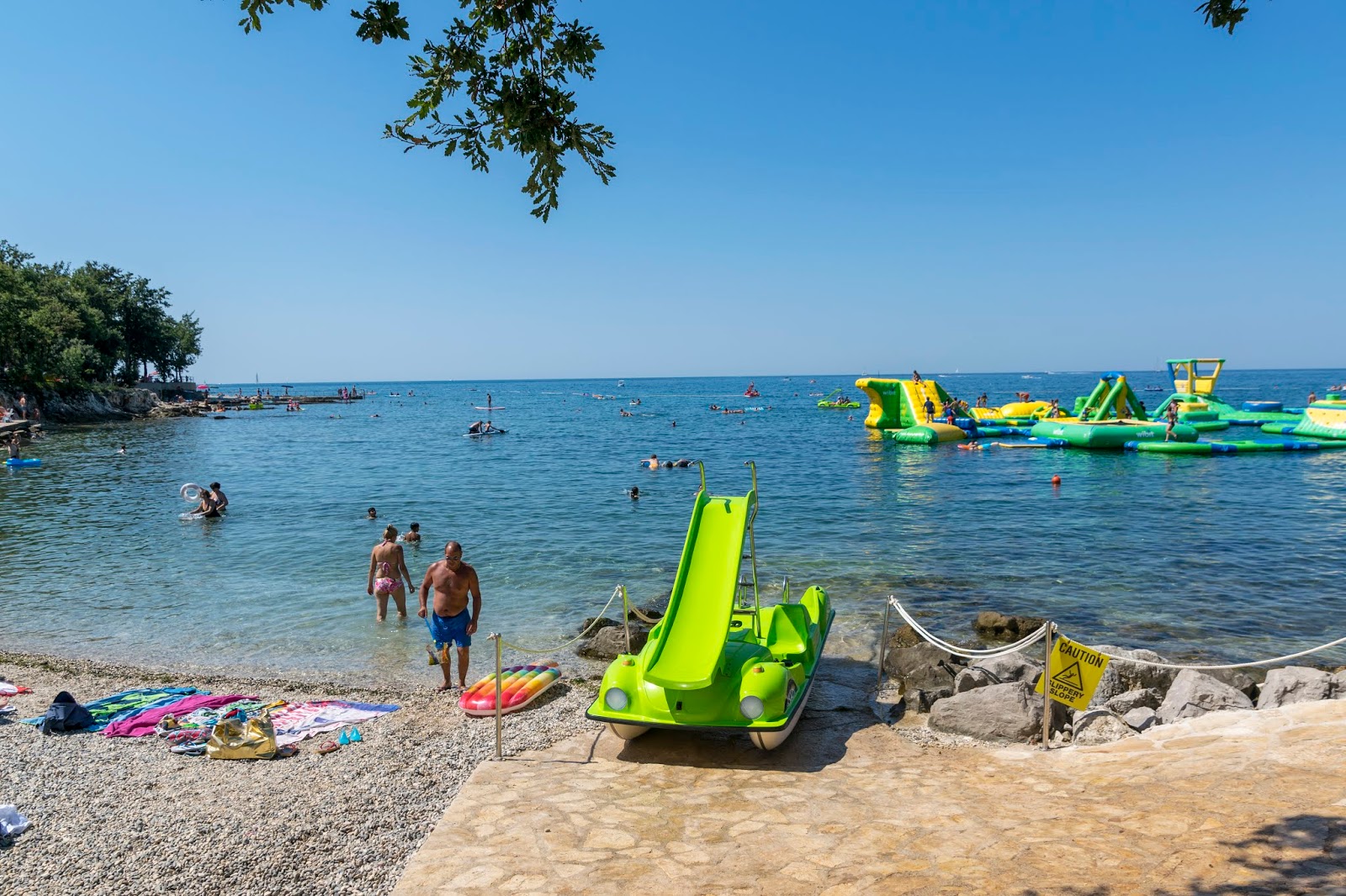 Photo de Bijela Uvala beach zone de station balnéaire