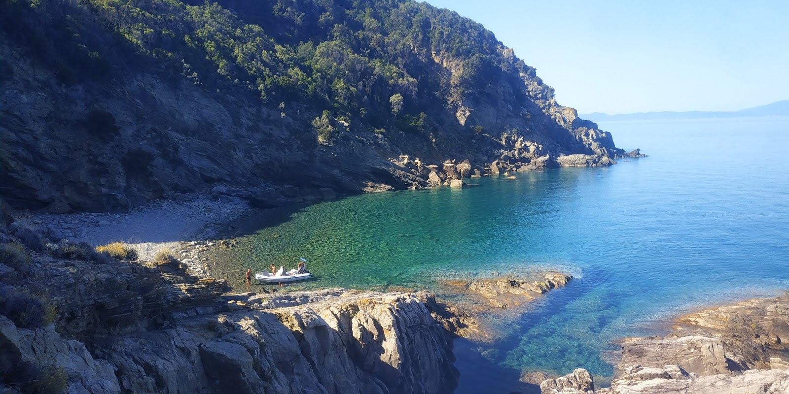 Cala del Lupo'in fotoğrafı taşlar yüzey ile