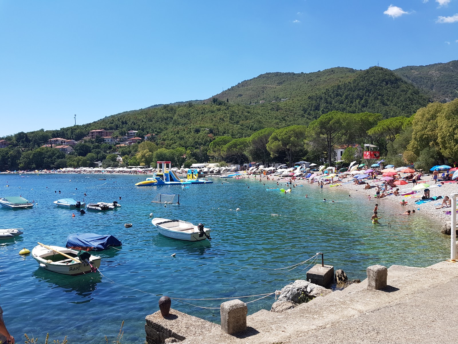 Foto van Medveja Strand en de nederzetting