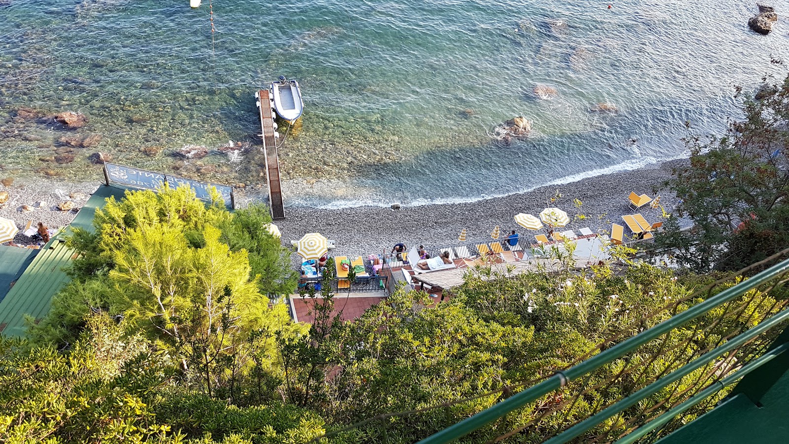 Foto av Spiaggia la Perla omgiven av berg