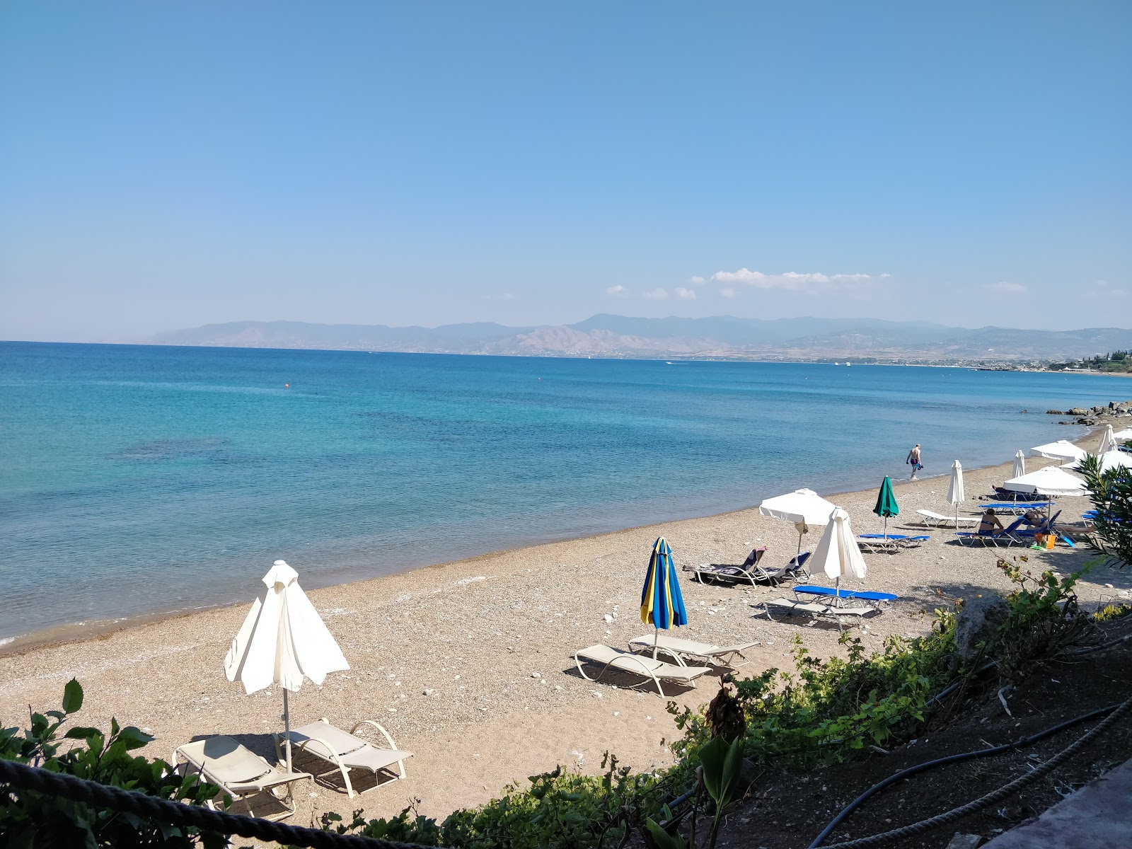 Ttakka beach'in fotoğrafı geniş bir kıyı şeridi ile birlikte