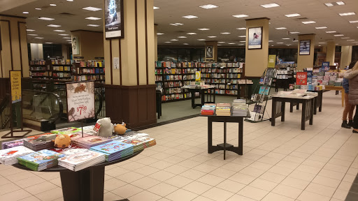 Book Store «Barnes & Noble», reviews and photos, 1441 W Webster Ave, Chicago, IL 60614, USA