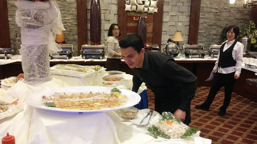 Shopping Mall «Oaktree Mall Shopping Center», reviews and photos, 2024 Center Ave n, Fort Lee, NJ 07024, USA