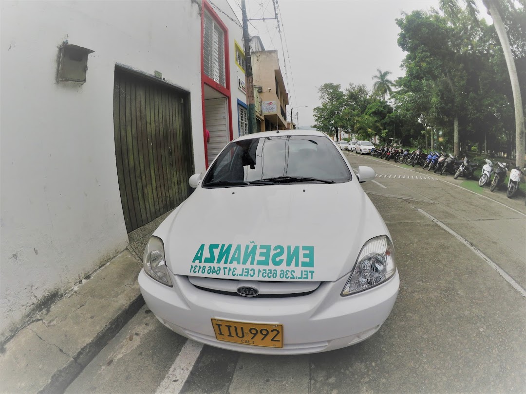 CENTRO DE ENSEÑANZA AUTO CLUB ESCUELA DE AUTOMOVILISMO