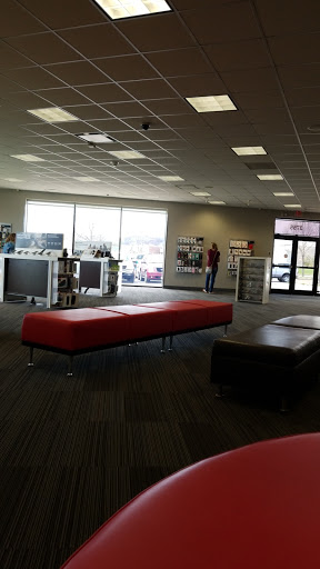 Cell Phone Store «Verizon», reviews and photos, 3755 Oakwood Mall Dr, Eau Claire, WI 54701, USA