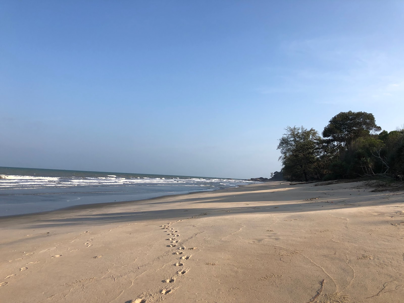 Foto av Pelindung Beach med lång rak strand