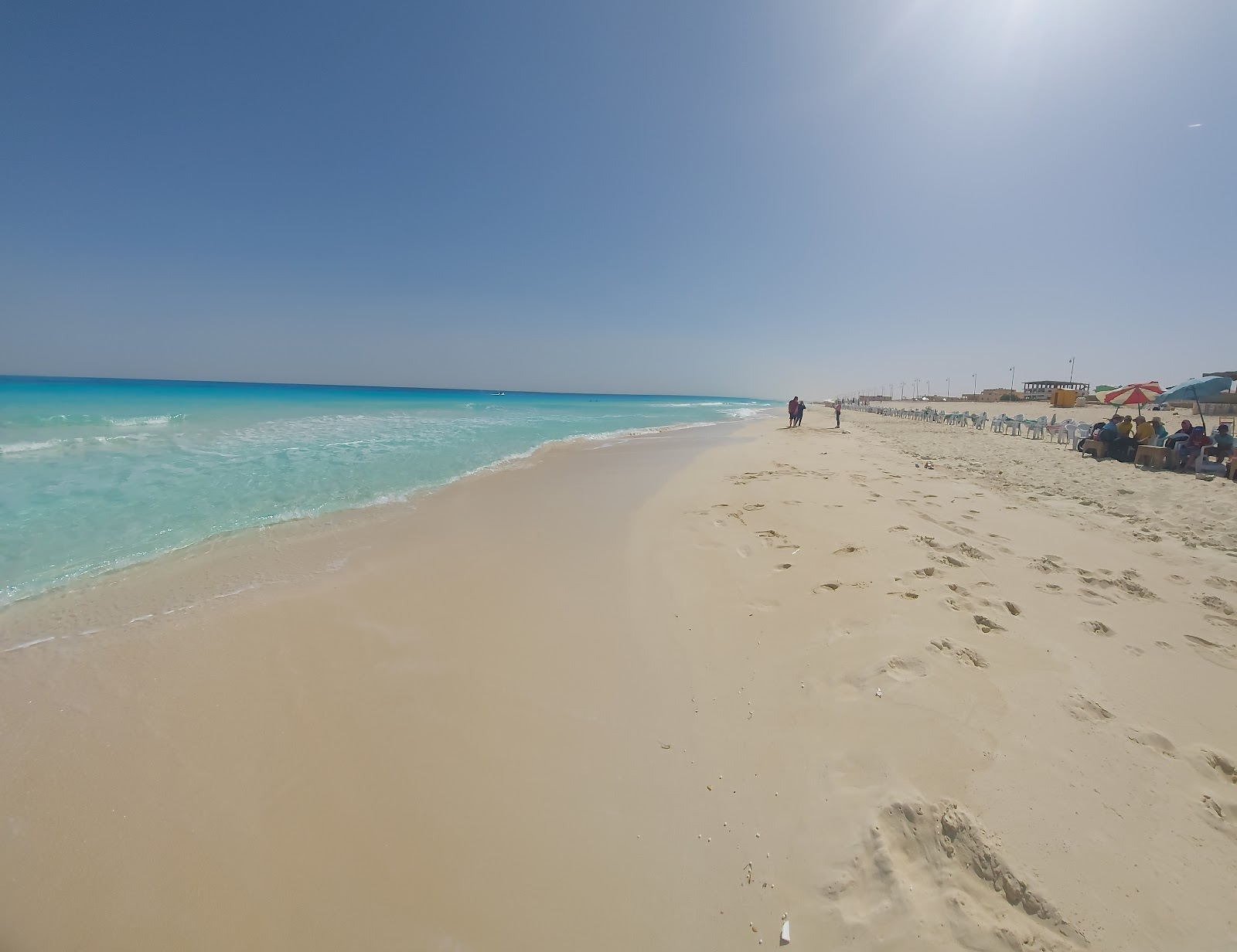 Valokuva Nosour Al Abyad Beachista. sisältäen tilava ranta