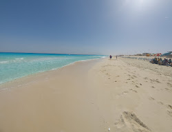 Foto von Nosour Al Abyad Beach mit geräumiger strand