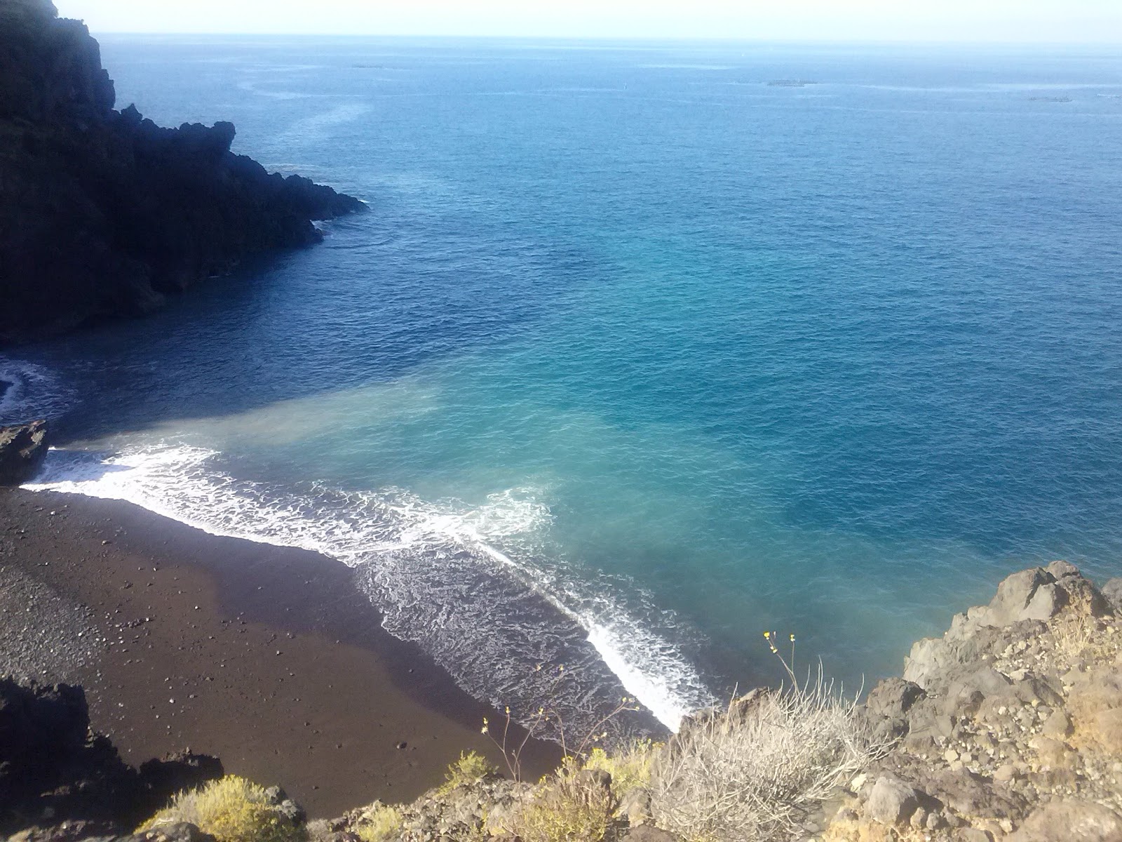 Playa de Ricasa的照片 带有蓝色的水表面