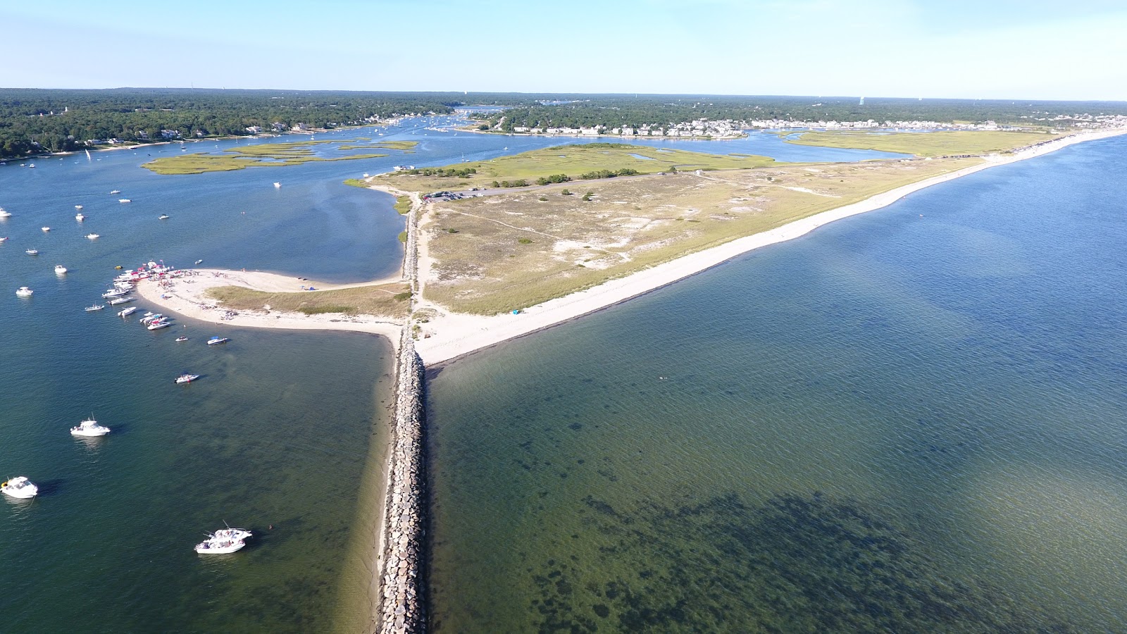 Zdjęcie West Dennis Beach z powierzchnią turkusowa woda