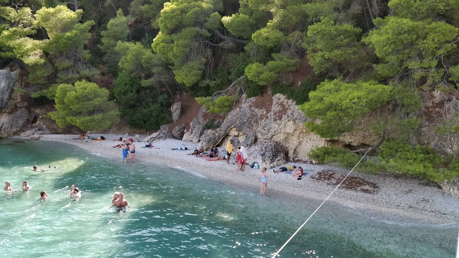 Foto van Asprogiali Beach met turquoise puur water oppervlakte