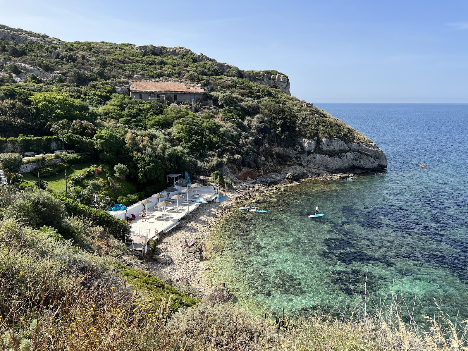 Foto von Cala Murr'e Porcu Beach mit felsiges gelände Oberfläche