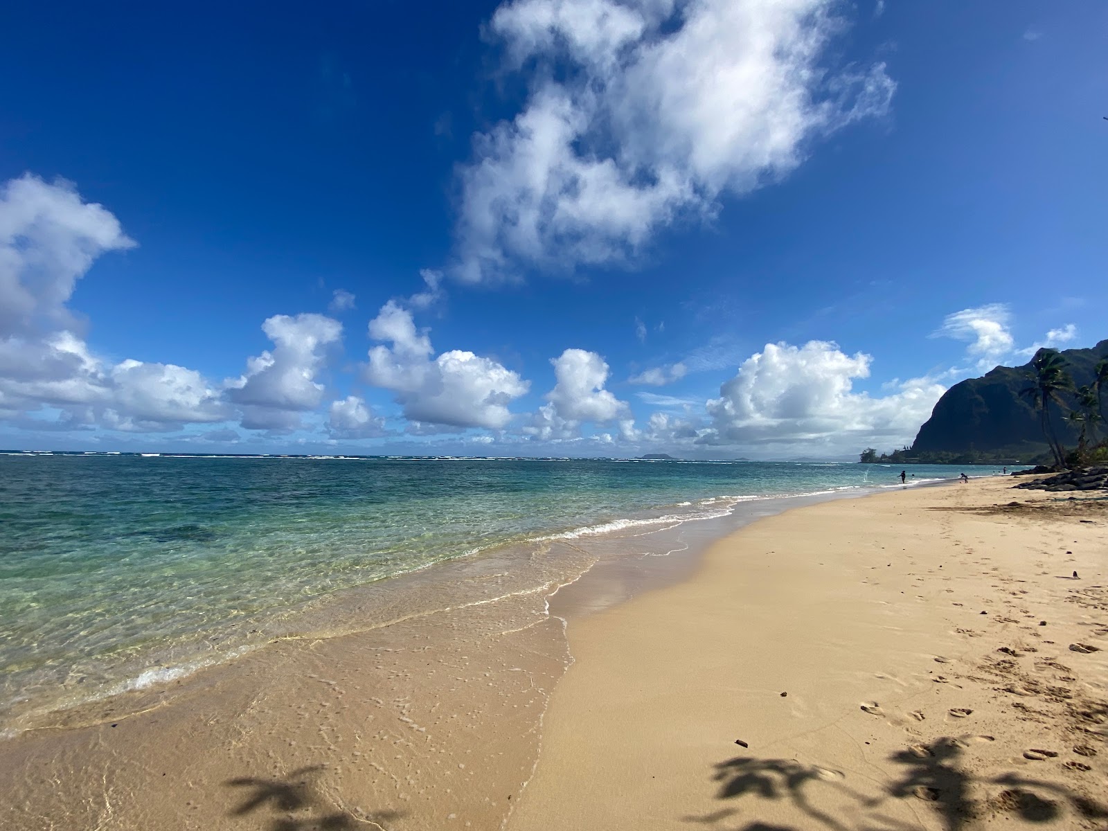 Foto de Kaaawa Beach com areia brilhante superfície