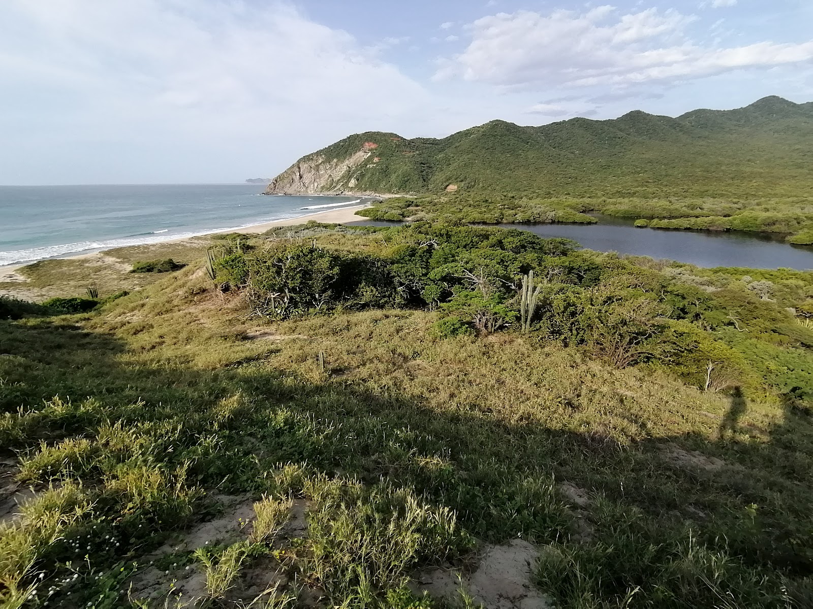 Foto von Escondida beach von Klippen umgeben