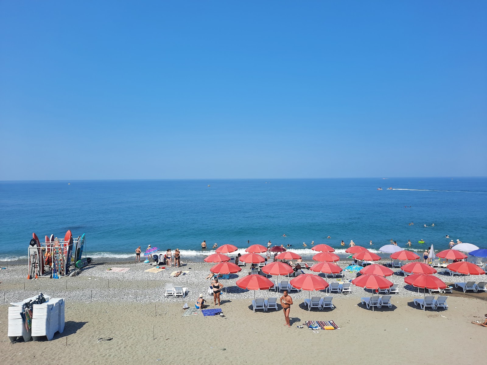 Foto di Gagra beach sorretto da scogliere