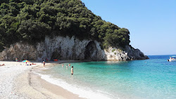 Rovinia beach'in fotoğrafı küçük koy ile birlikte