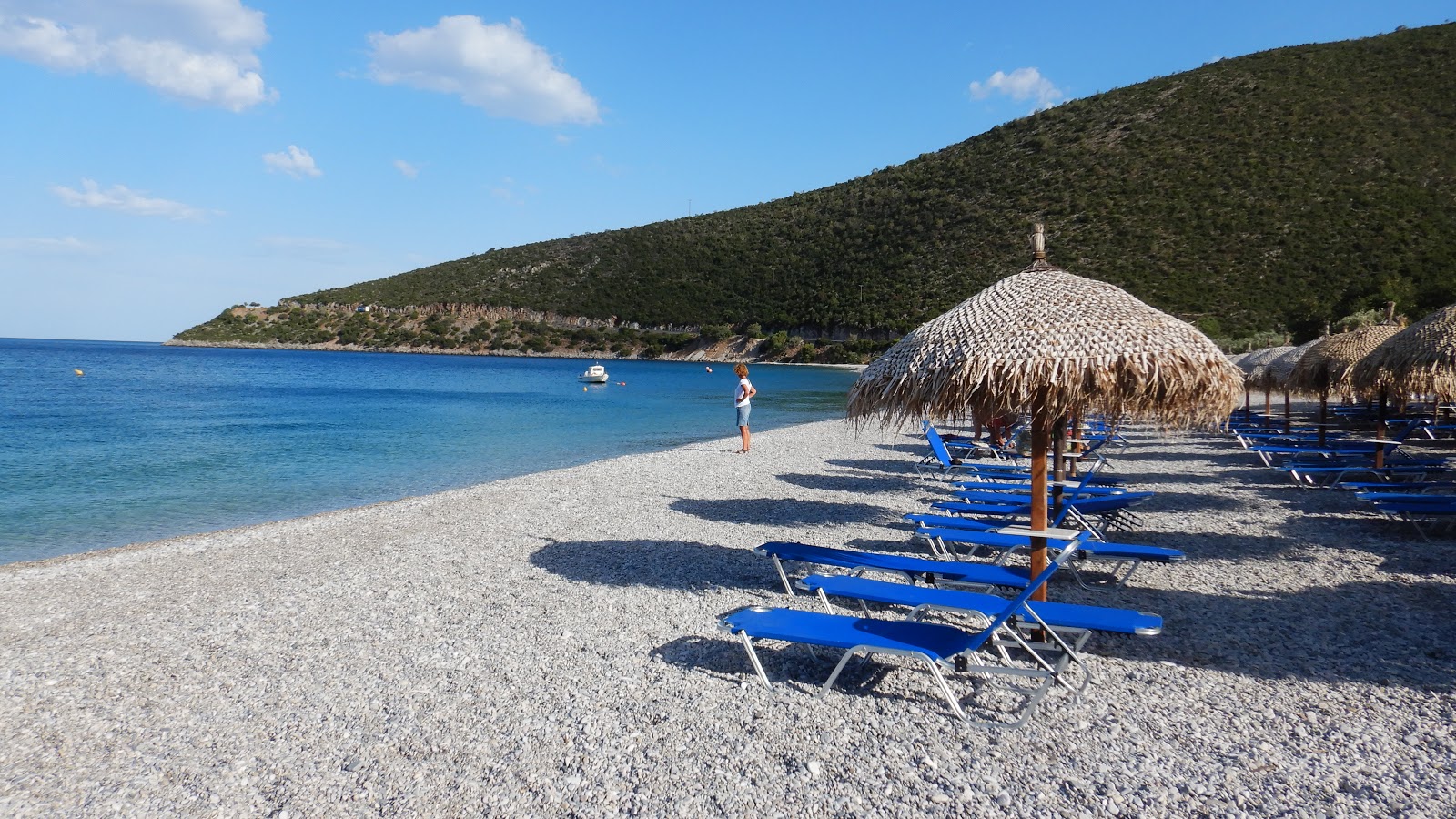 Foto af Kryoneri beach bakket op af klipperne