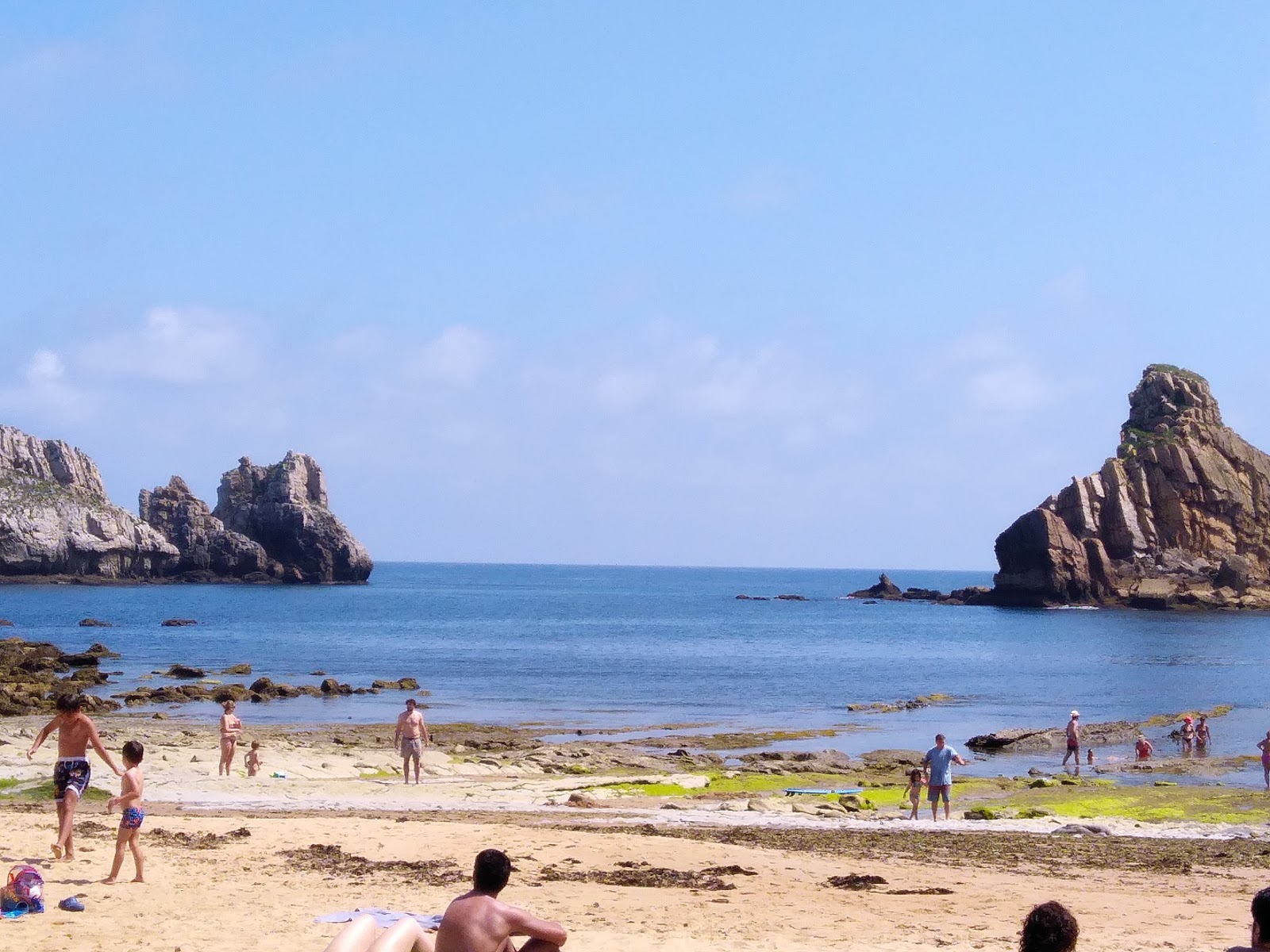 Foto av Playa de Cerrias med blå rent vatten yta