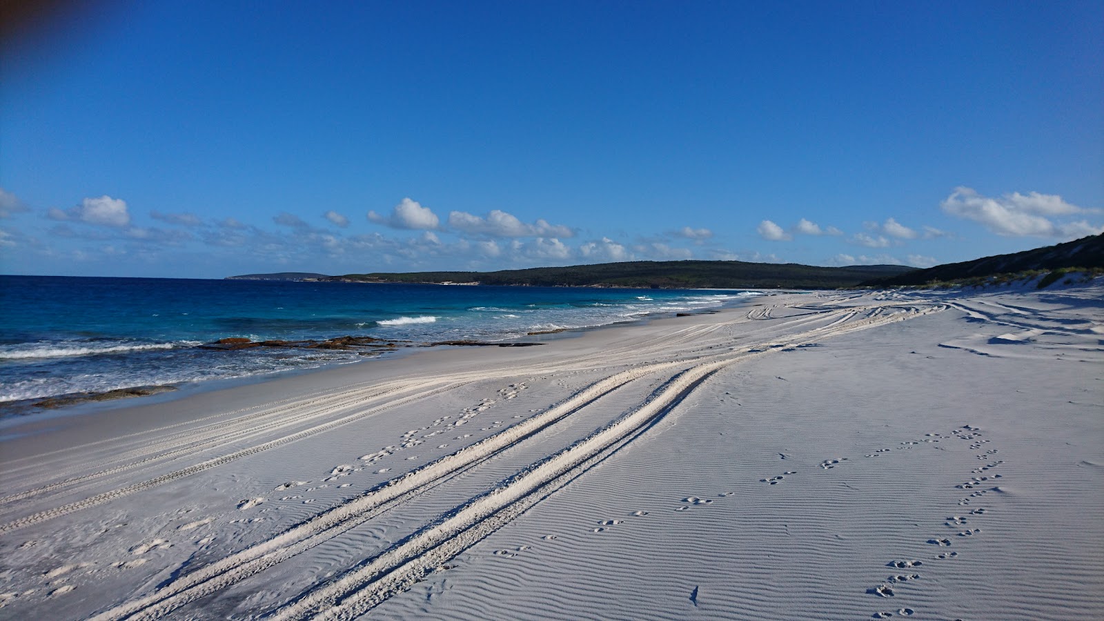 Foto di Back Beach con una superficie del sabbia luminosa