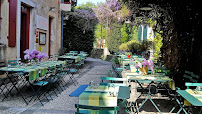 Atmosphère du Restaurant français Restaurant La Fontaine à Cliousclat - n°11