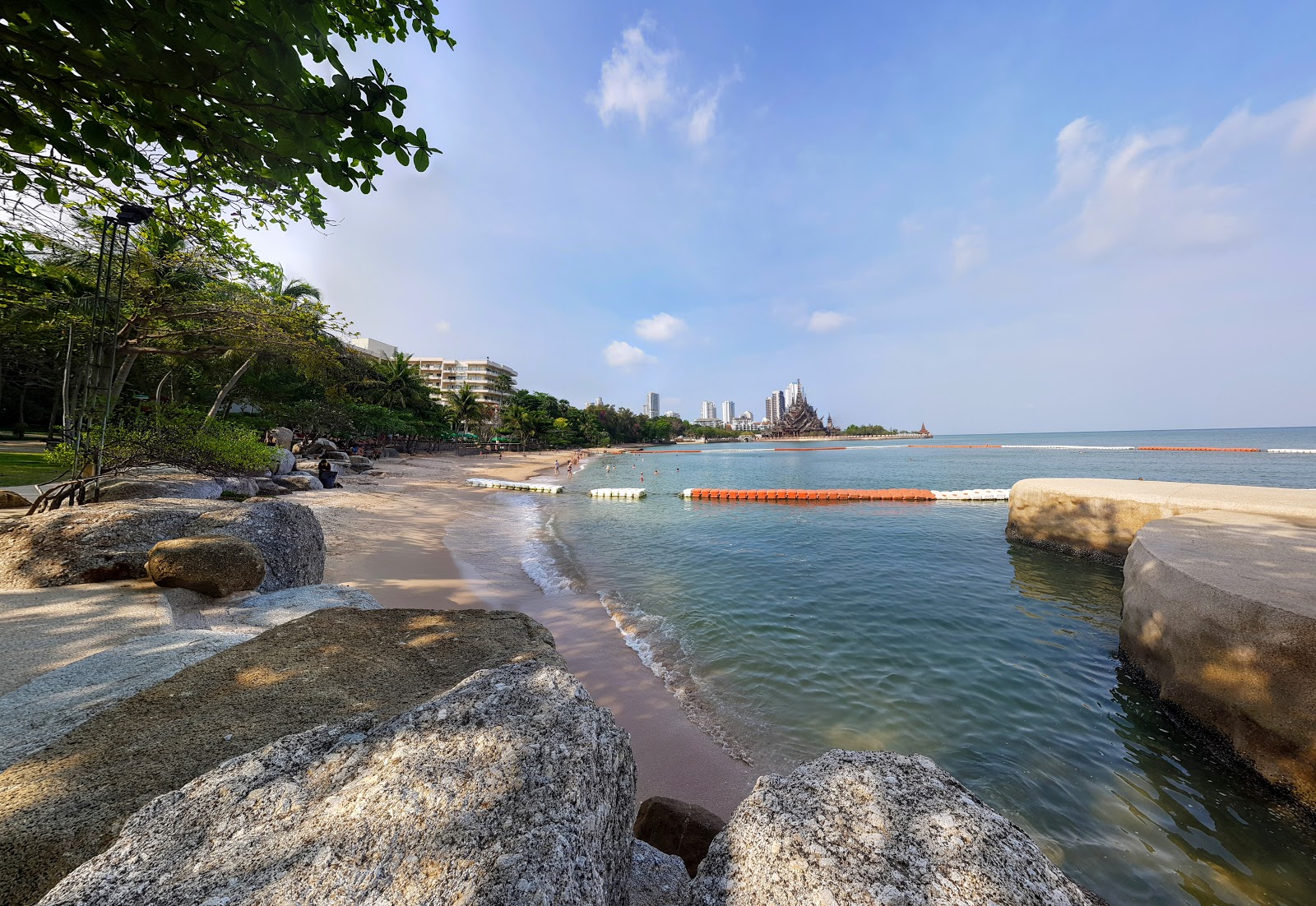 Valokuva Wong Prachan Beachista. - suosittu paikka rentoutumisen tuntijoille