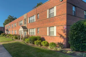 Parkwood Manor Apartment Homes image