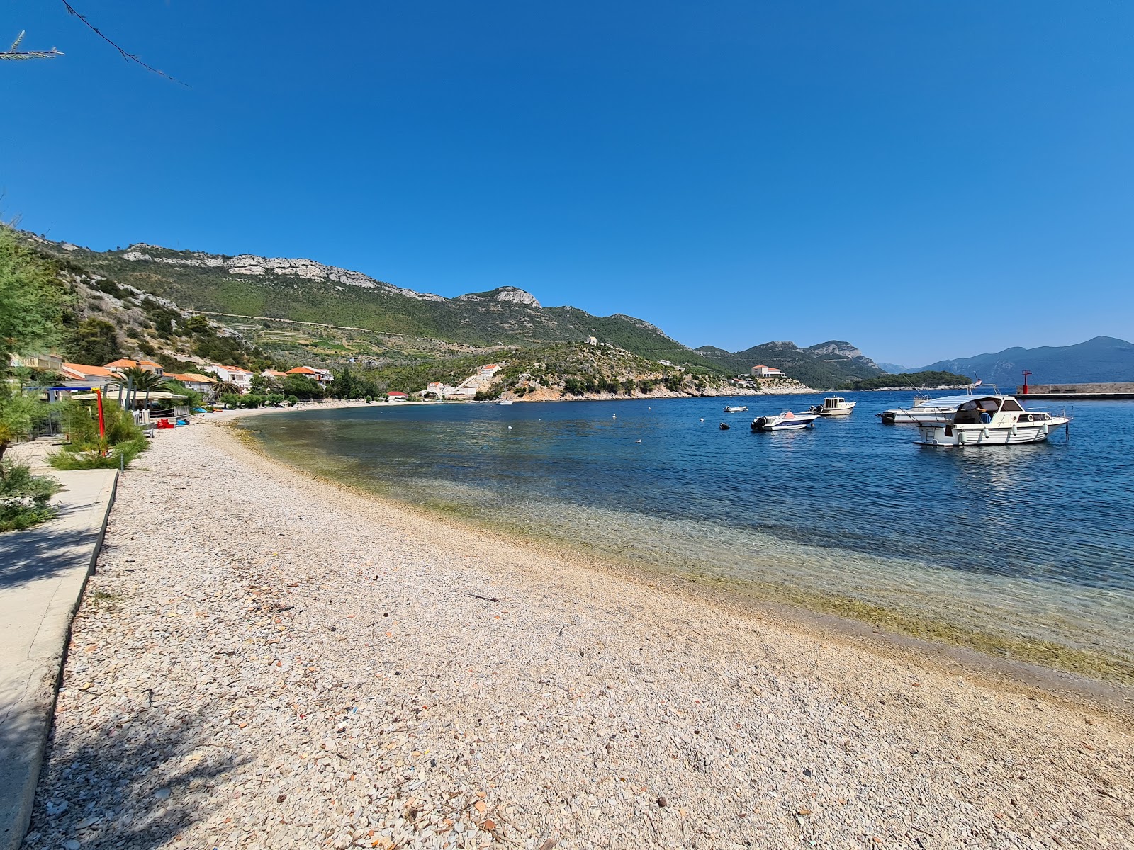 Fotografie cu Trstenik beach cu o suprafață de pietricele beige mici