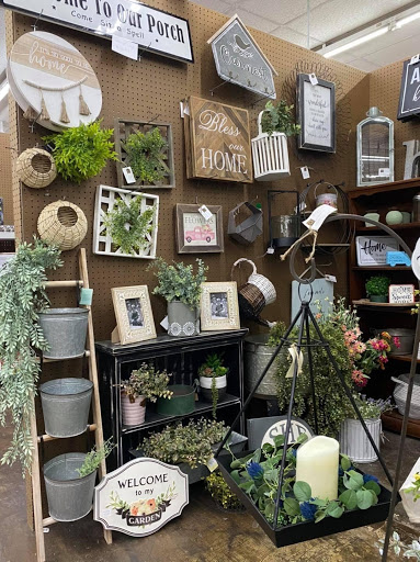 Outlet Mall «Finders Keepers Traders Outlet Mall», reviews and photos, 740-784 Chelsa Dr, Madisonville, KY 42431, USA