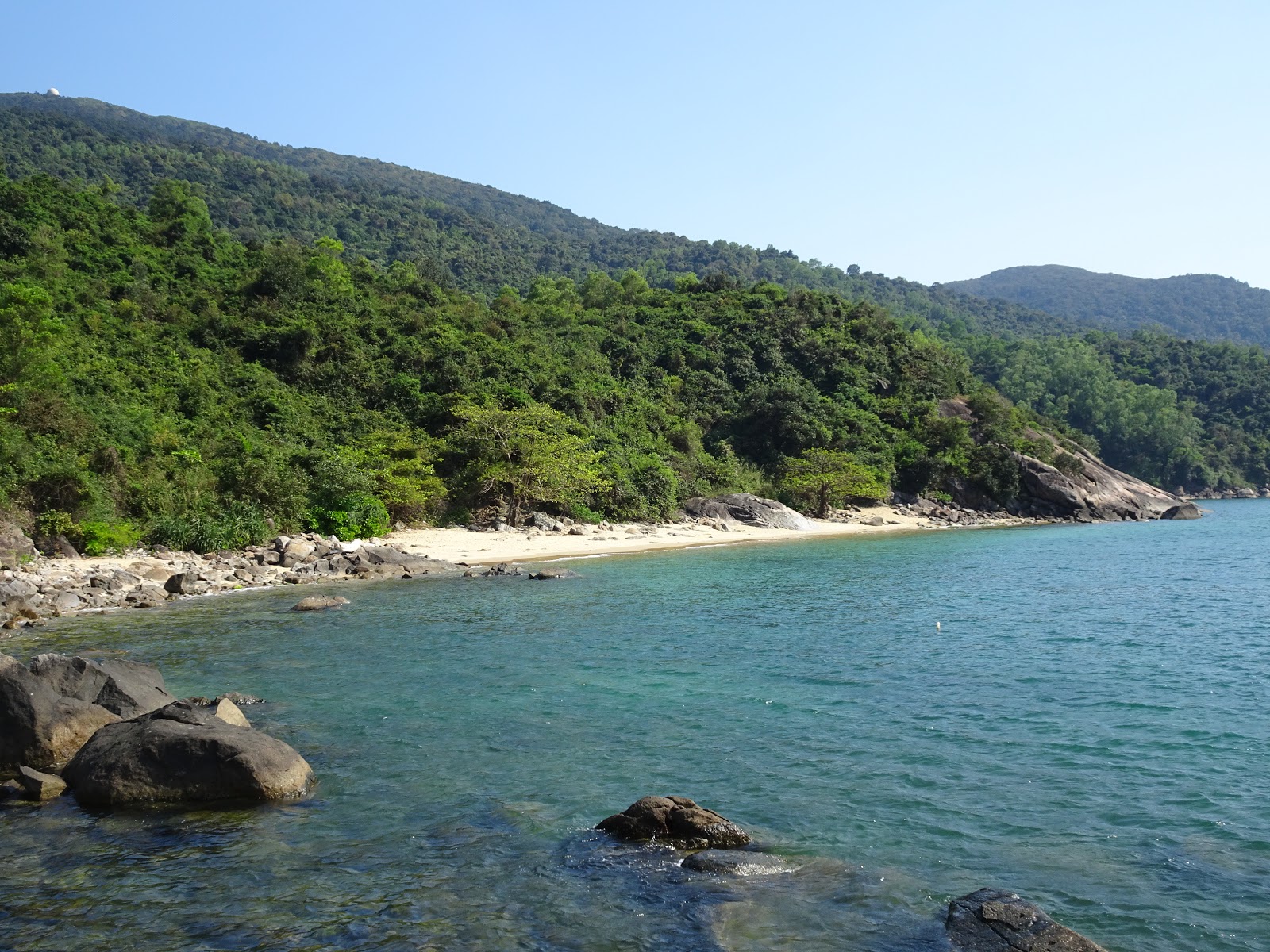 Zdjęcie Group Beach poparte klifami