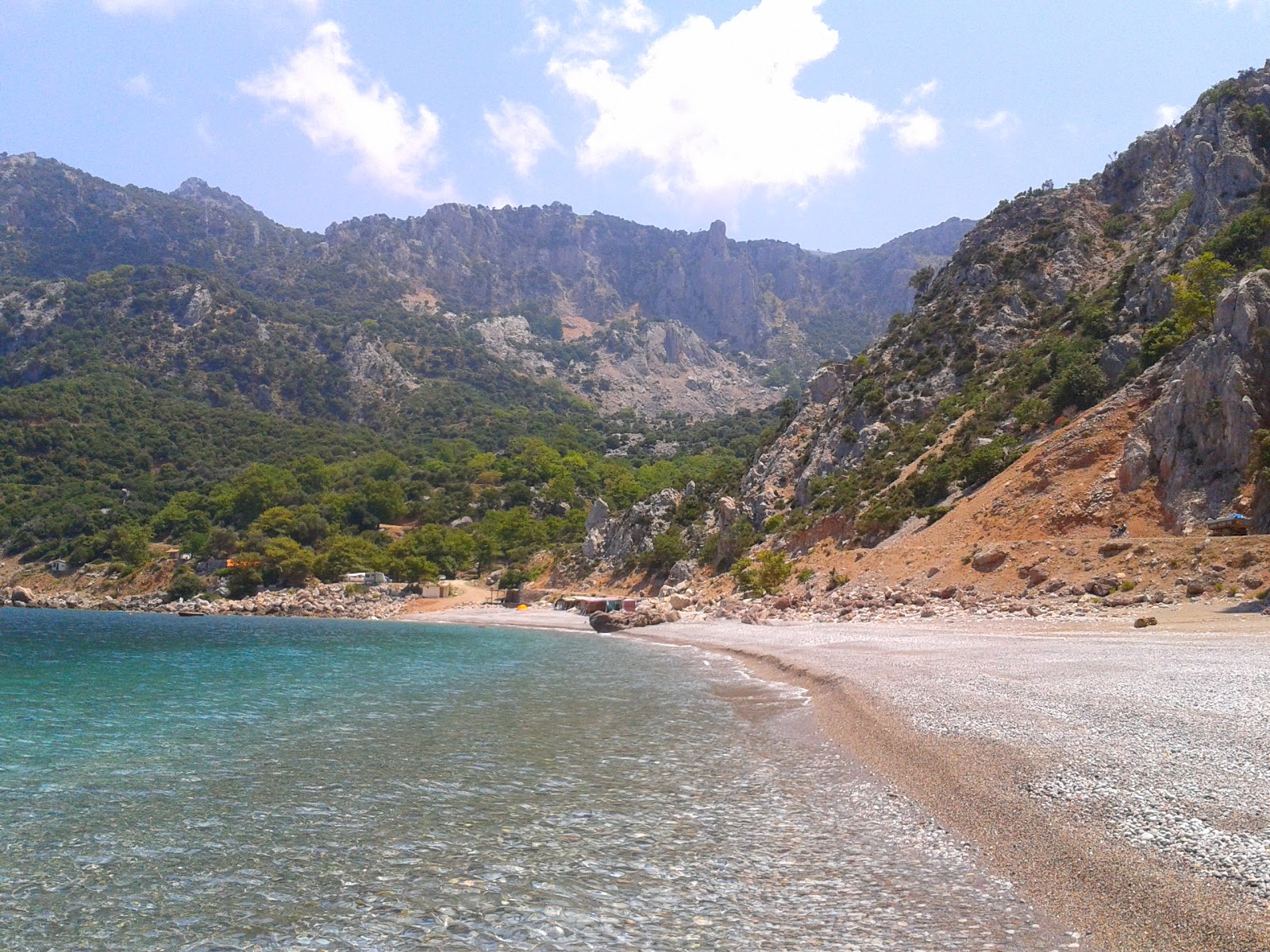 Foto de Playa Tsilaros con guijarro fino gris superficie