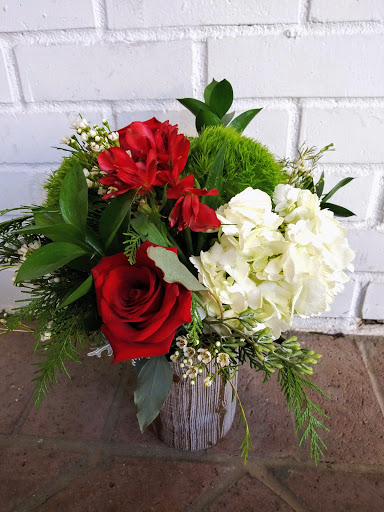 Florist «K & M Floral & Interior Plant Designs», reviews and photos, 537 Main St, Woodland, CA 95695, USA