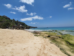 Foto de Kubu Beach rodeado por montanhas