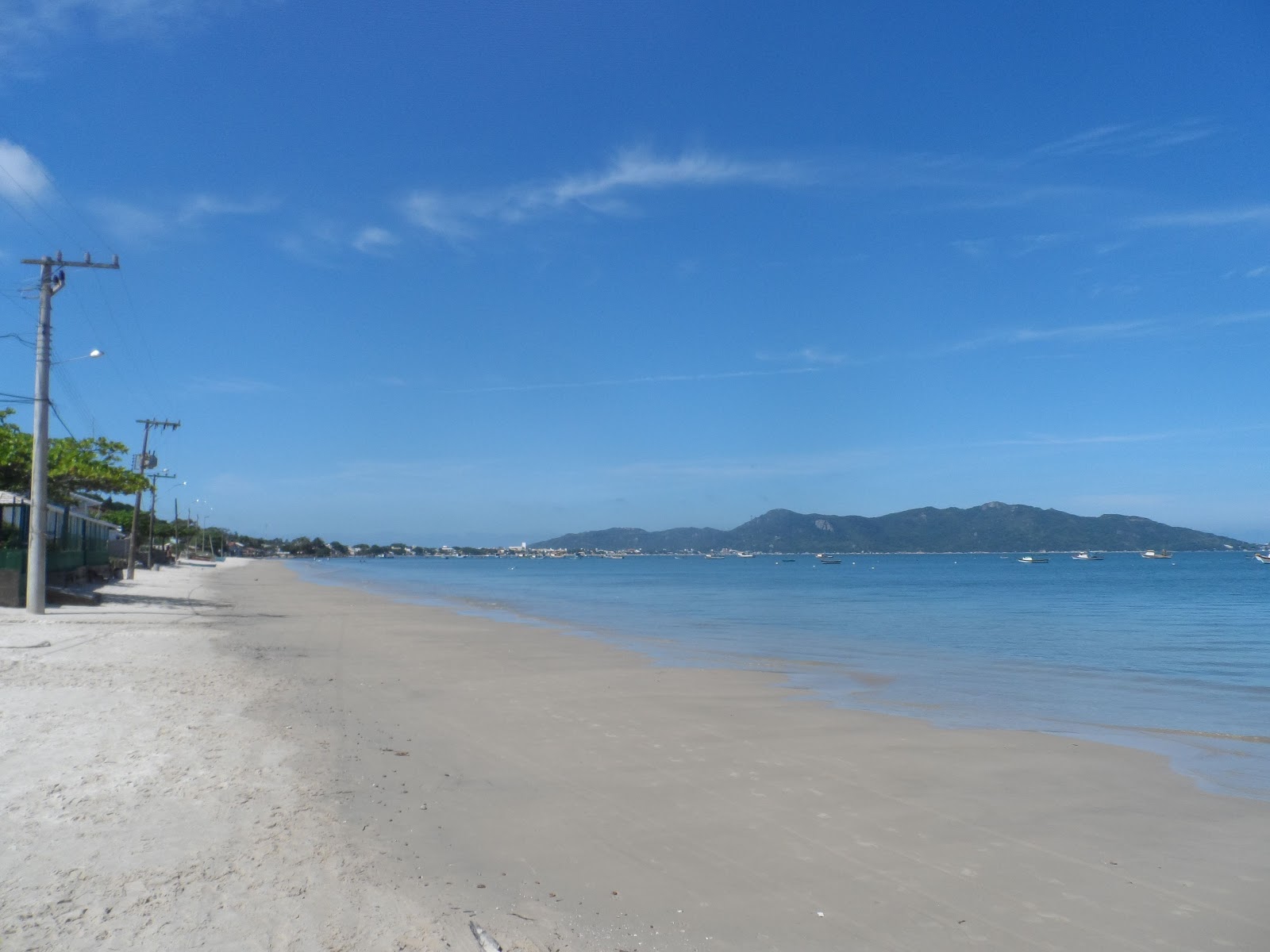 Foto de Praia de Zimbros apoiado por penhascos