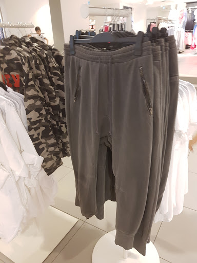 Stores to buy women's pants Nuremberg