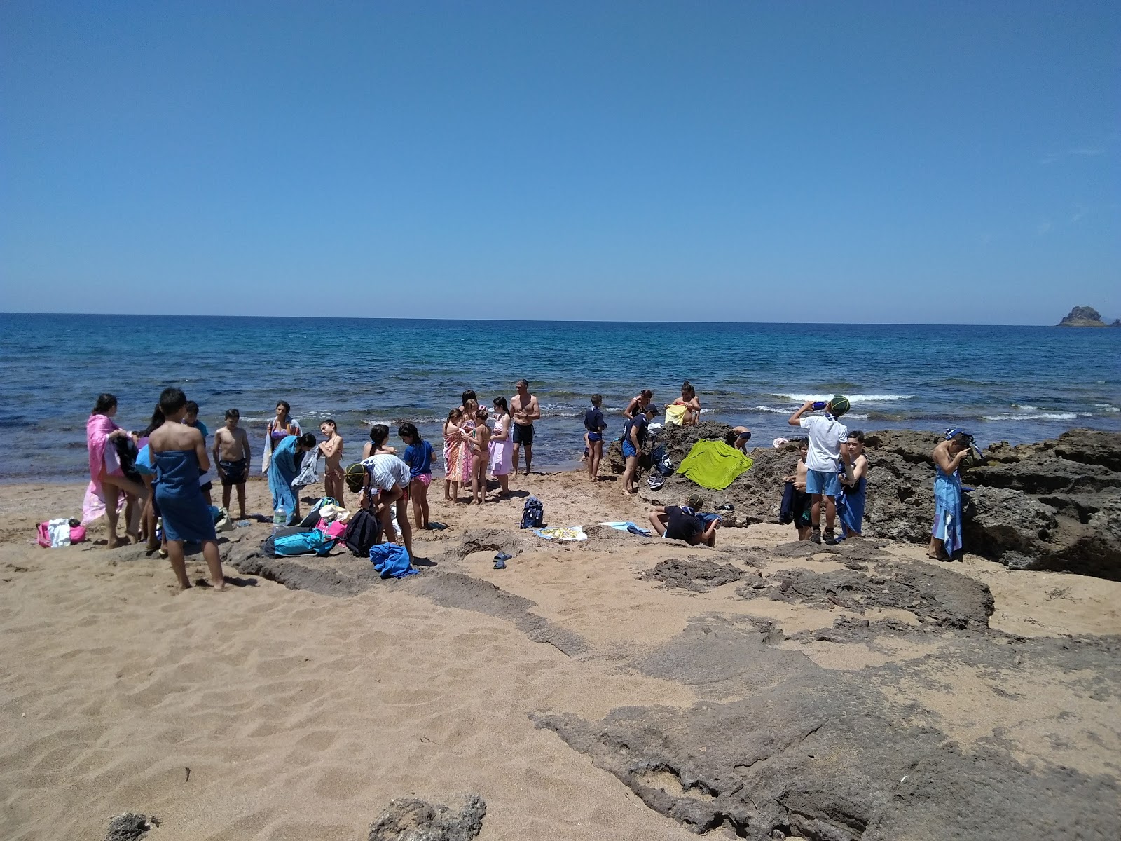 Cala dello Scoglio Rosso'in fotoğrafı dağlarla çevrili
