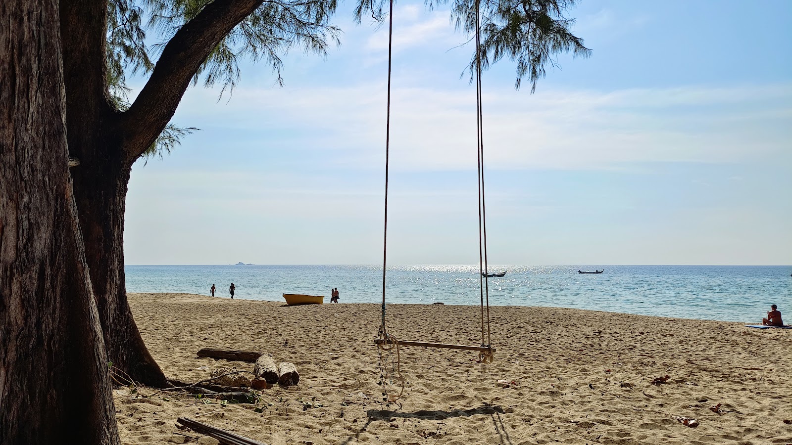Valokuva Nai Thon Beachista. - suosittu paikka rentoutumisen tuntijoille