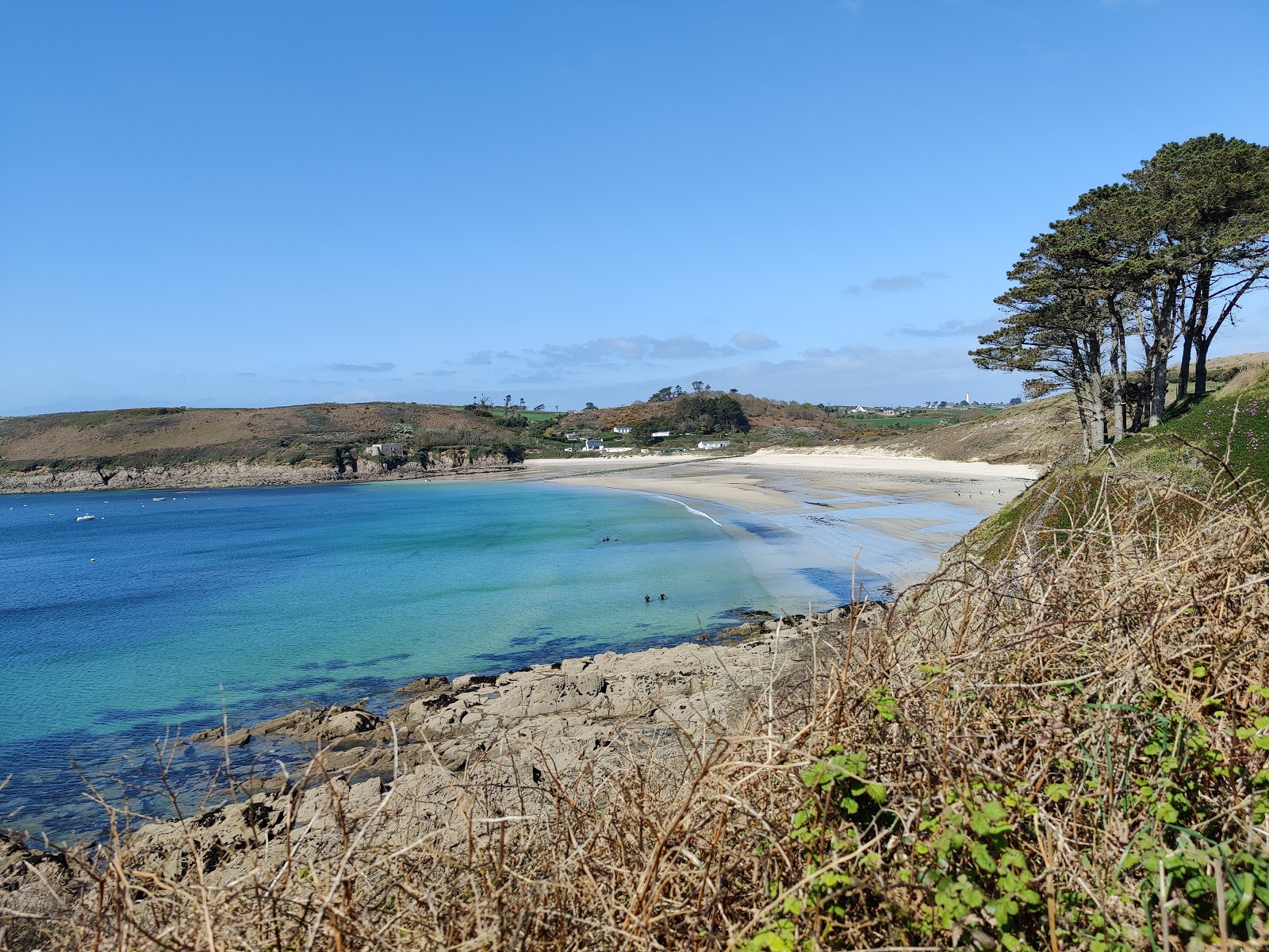 Foto di Plage de Kerhornou con una superficie del sabbia beige