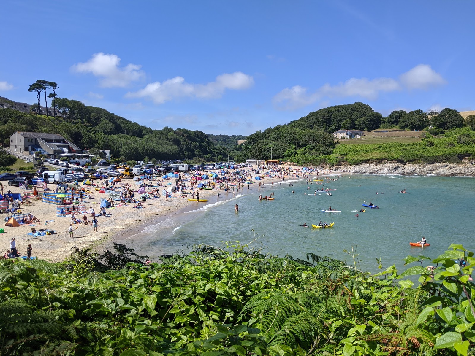 Foto de Playa de Maenporth con agua cristalina superficie