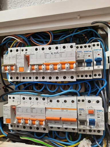 Serveis e instalacions electrics Reyes en Benissa, Alicante