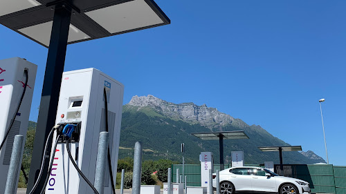 Borne de recharge de véhicules électriques IONITY Station de recharge Chateauneuf