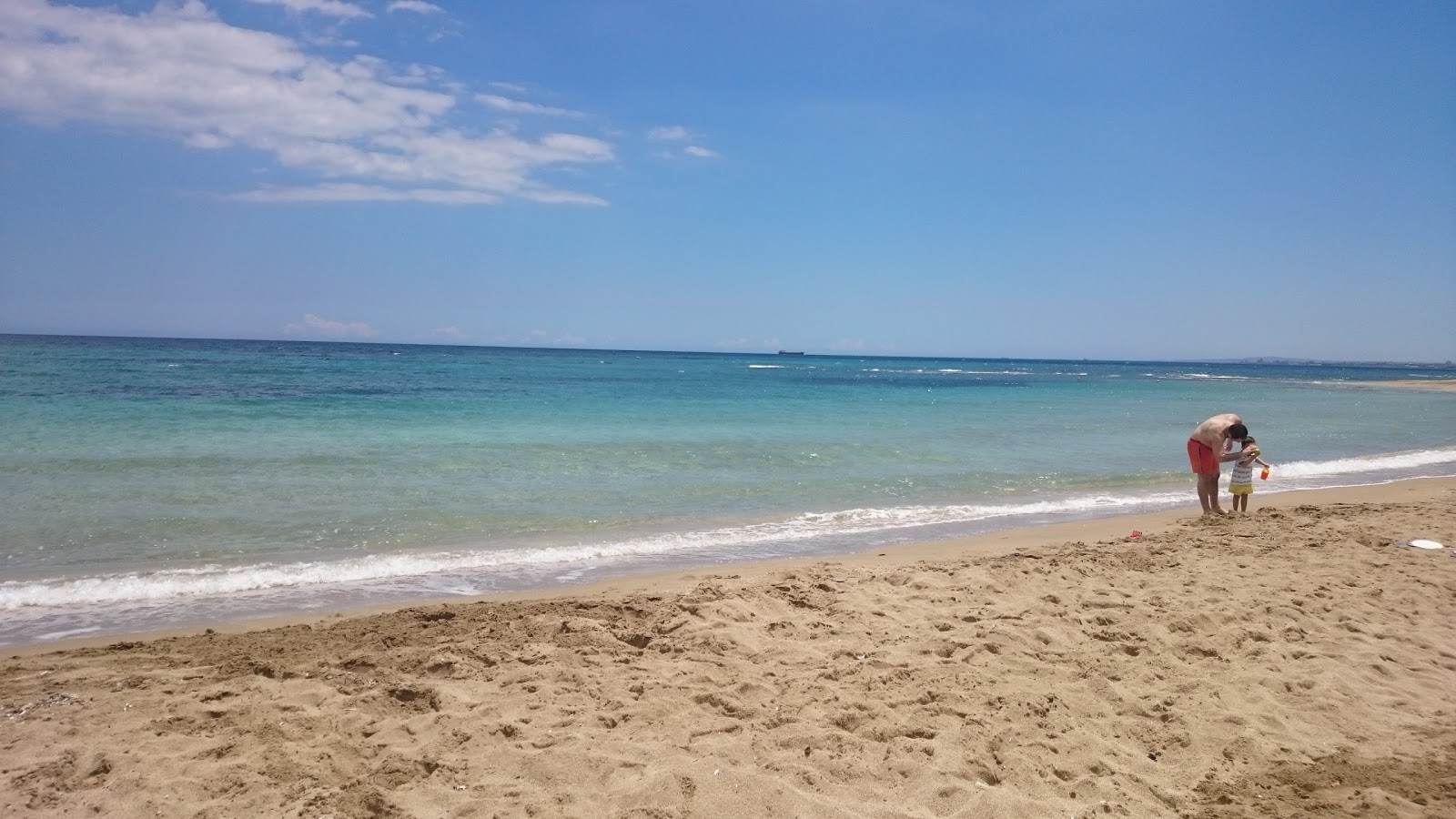 Foto di Spiaggia di Salamina con una superficie del sabbia beige