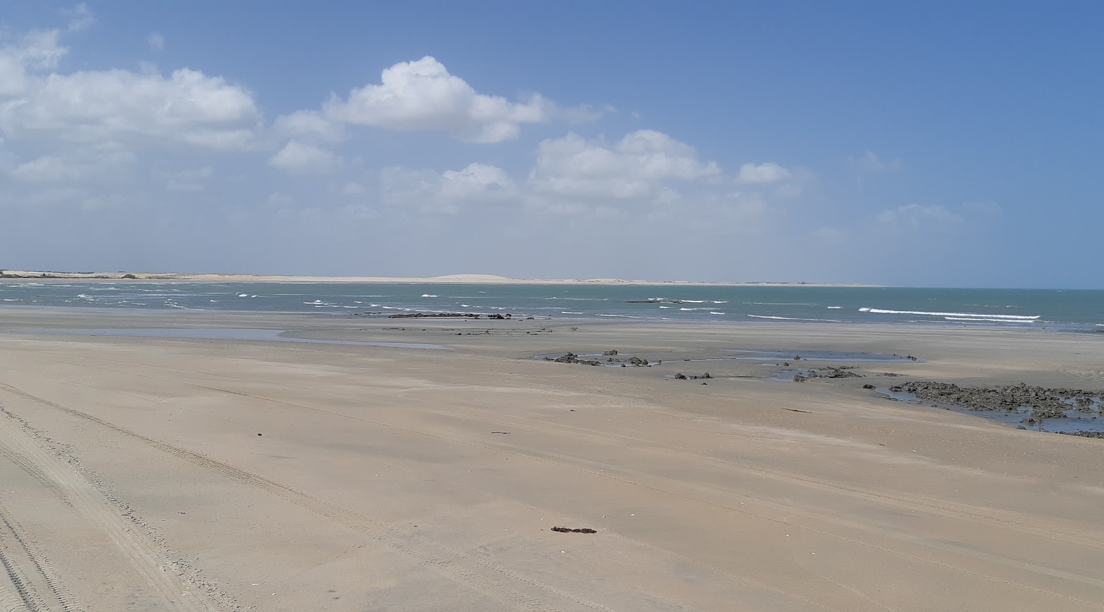 Fotografie cu Praia das Caraubas cu o suprafață de nisip strălucitor