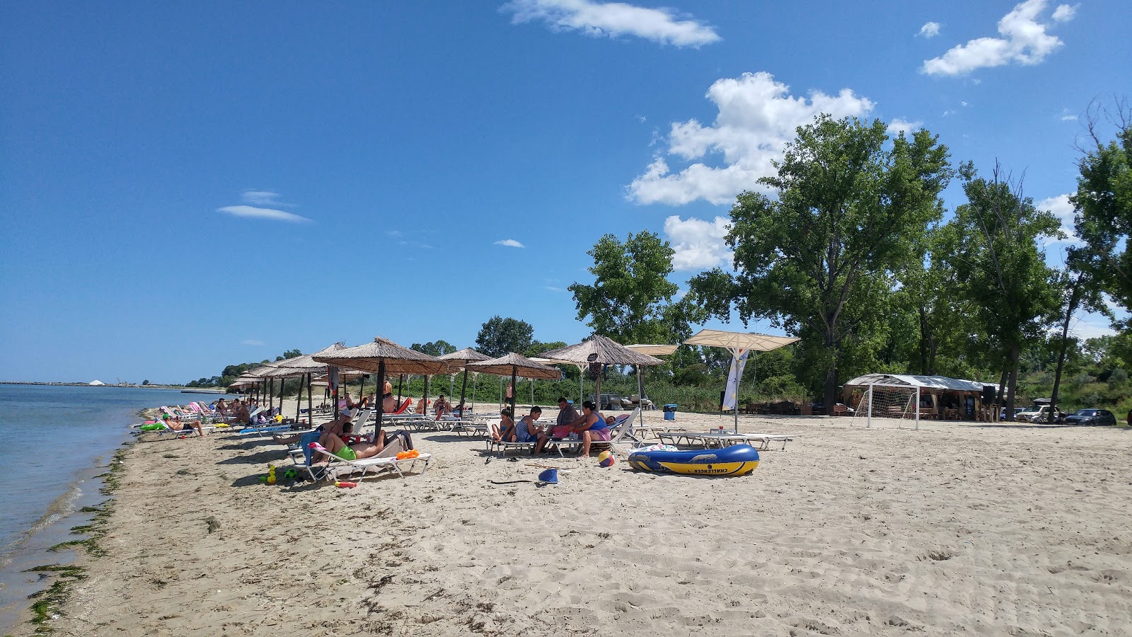 Φωτογραφία του Alyki beach με μπεζ άμμος επιφάνεια