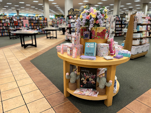 Book Store «Barnes & Noble», reviews and photos, 1180 Raritan Rd, Clark, NJ 07066, USA