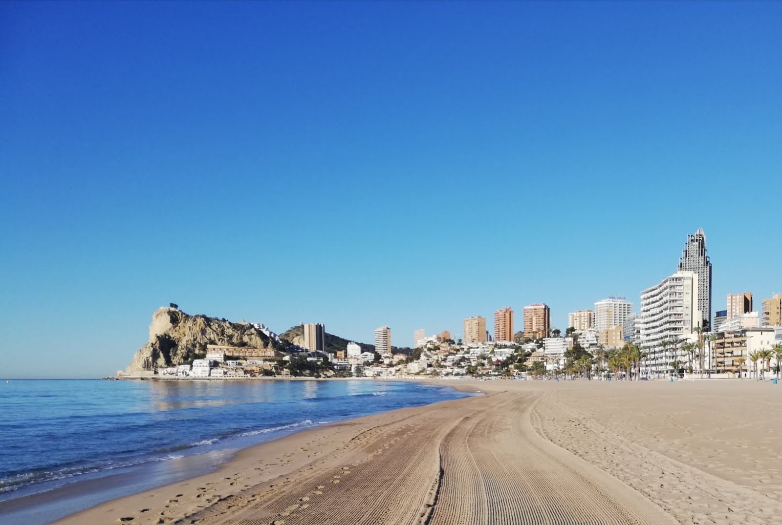 Fotografija Playa de Poniente z svetel pesek površino