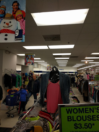 Thrift Store «Goodwill Retail Store of Chesterfield – Clayton & Baxter», reviews and photos, 14808 Clayton Rd, Chesterfield, MO 63017, USA