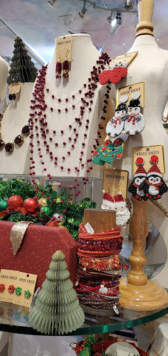 Jewelry Store «Knock Knock Boutique», reviews and photos, 110 W Chocolate Ave, Hershey, PA 17033, USA